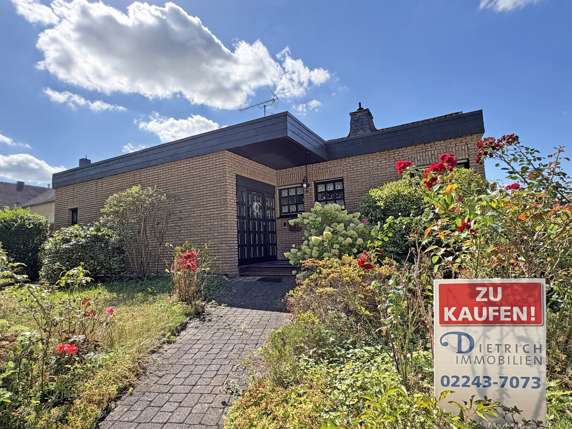 dietrich-angebot-schild Einfamilienhaus mit Verkaufsschild von Dietrich Immobilien