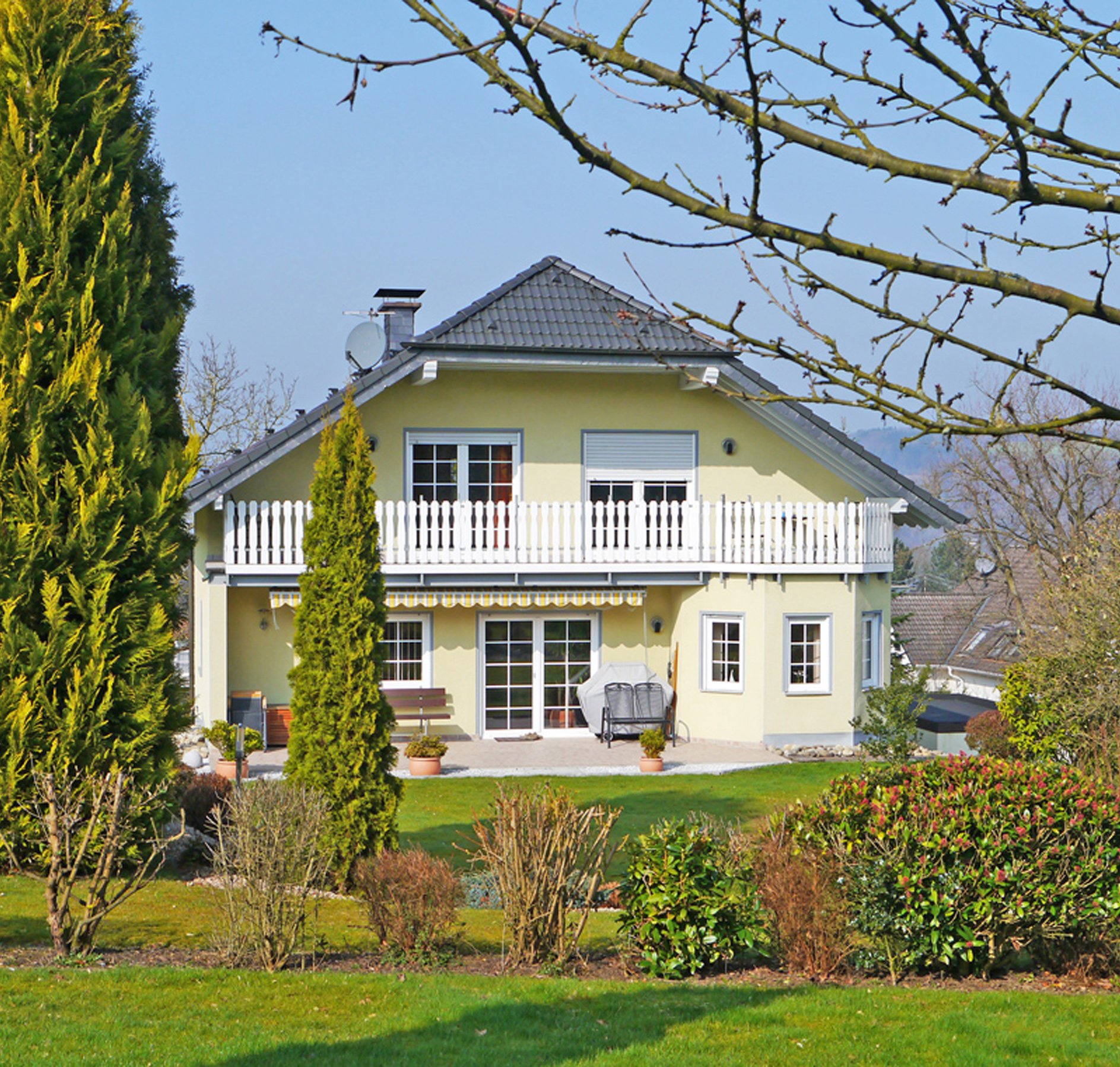 Einfamilienhaus mit Balkon und Garten