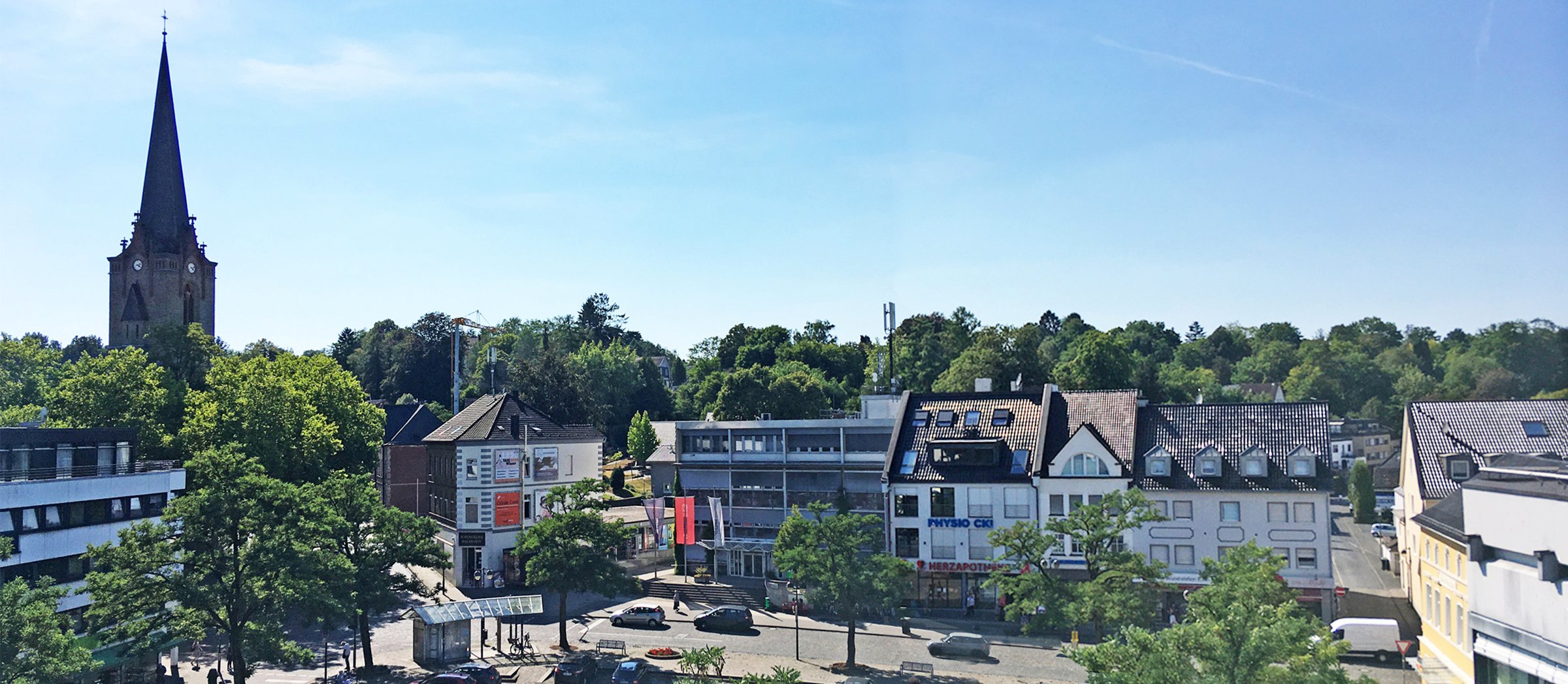 Blick über den Marktplatz in Eitorf mit Kirchturm